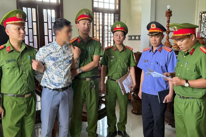 Bắt tạm giam đối tượng nhiều lần livestream xúc phạm cơ quan chức năng
