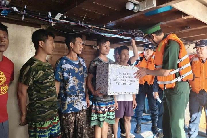 Bàn giao 10 ngư dân Trung Quốc cùng 2 tàu cá gặp nạn trên Vịnh Bắc Bộ