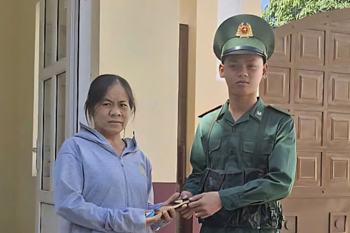 Nhặt được điện thoại trên đường, du khách nước ngoài tìm người trả lại