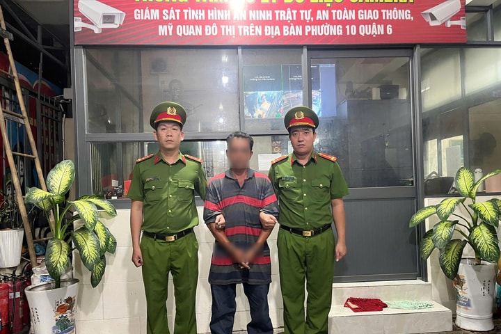 Dùng ghế nhựa tấn công Cảnh sát giao thông