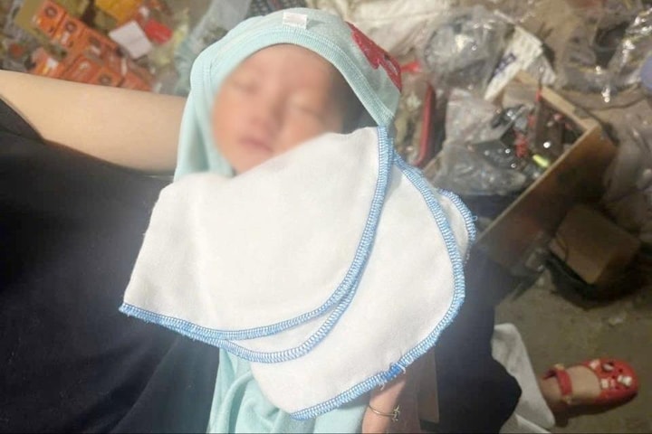 Bé gái sơ sinh bị bỏ rơi trước cổng nhà dân