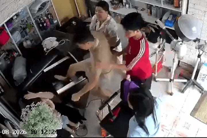 Người phụ nữ bị đánh hội đồng khi đang bế con nhỏ