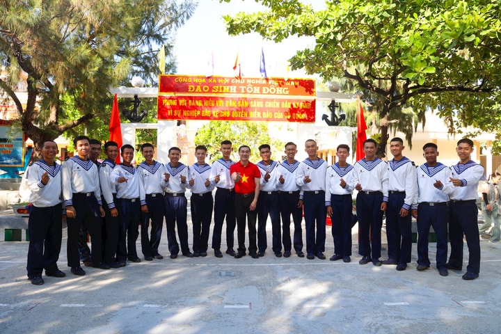 Bộ Y tế thăm Trường Sa, hỗ trợ gần 6 tỷ đồng cho quân và dân nơi đảo xa