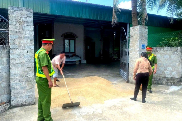 Xác minh clip người phụ nữ chặn xe tải vì chèn lên lúa phơi giữa đường