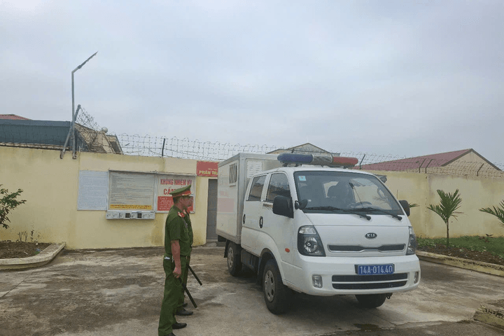 Bên trong những chuyến xe áp giải bị cáo