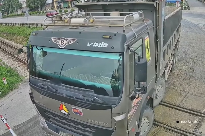 Tài xế xe tải suýt gây hoạ với tàu hỏa vì cố vượt rào chắn