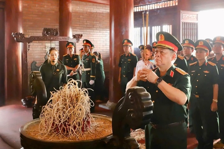 Đại tướng Nguyễn Trọng Nghĩa dâng hương tri ân 60 liệt sĩ thanh niên xung phong Đại đội 915