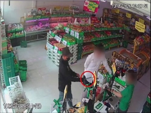 Tạm giữ đối tượng cướp tài sản tại cửa hàng Bách Hóa Xanh