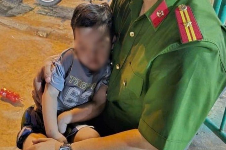 Công an kịp thời hỗ trợ cháu bé 2 tuổi bị lạc về với gia đình