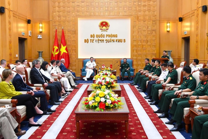 Quân khu 5 tiếp Đoàn Hải quân Hoàng gia Canada thăm, chào xã giao
