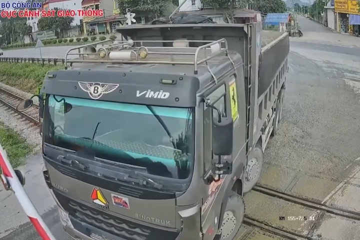 Phạt 11 triệu đồng tài xế xe tải cố tình vượt gác chắn đường sắt