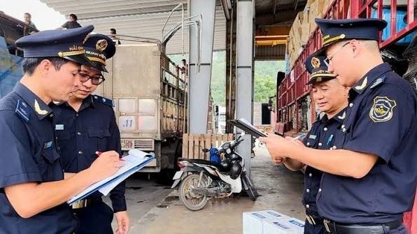 Chặn lượng lớn hàng nghi giả mạo ở biên giới phía Bắc