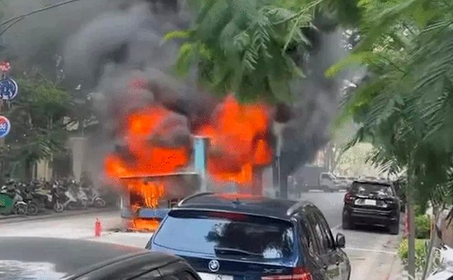 Xe buýt bốc cháy ngùn ngụt ở Hà Nội