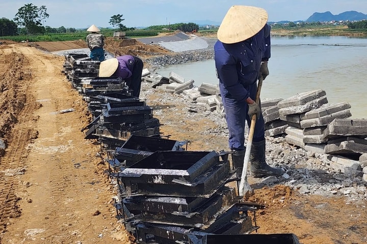 Muôn kiểu thích ứng với nắng nóng khi làm việc ngoài trời