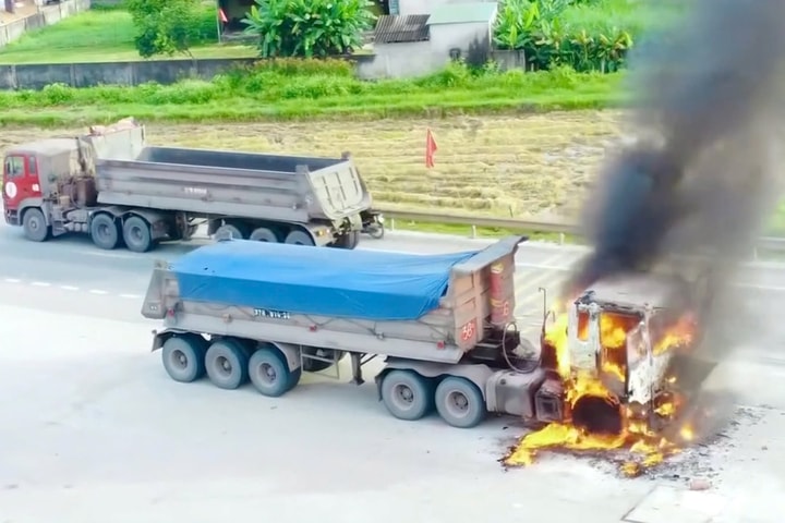 Xe tải cháy dữ dội sát cây xăng
