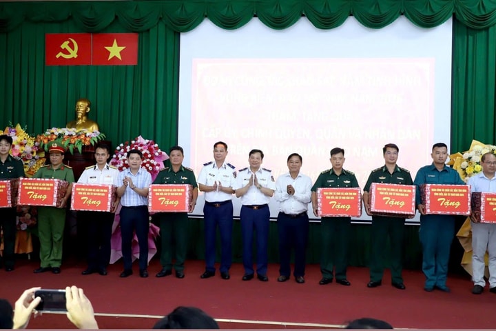 Cảnh sát biển Việt Nam động viên quân và dân quần đảo Nam Du