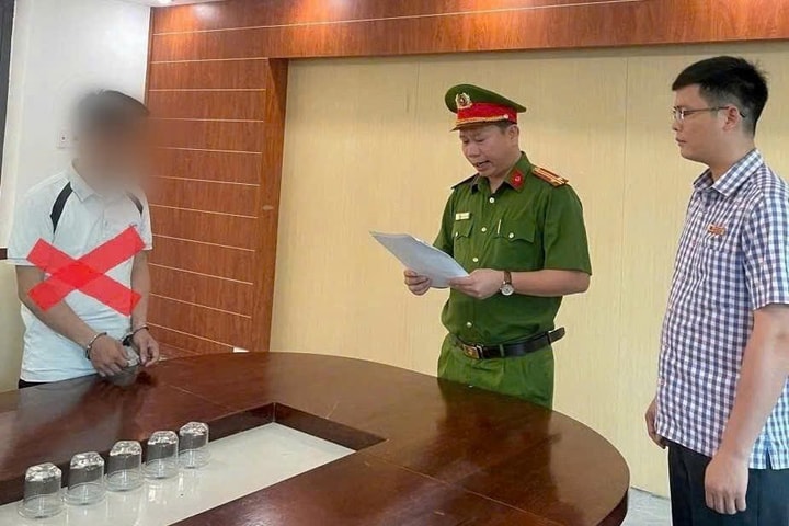 Cán bộ giải phóng mặt bằng bị bắt vì lừa chuyển đổi đất