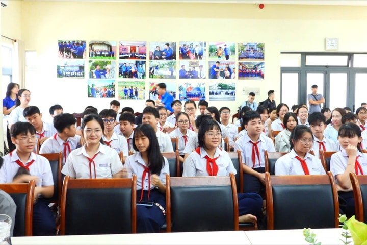 Hướng nghiệp cho hơn 100 học sinh