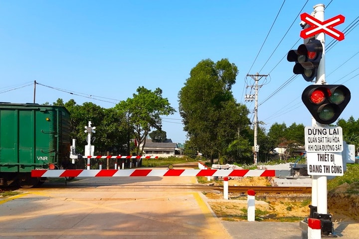 Chú ý tín hiệu đèn tại đường ngang đường sắt để tránh vi phạm