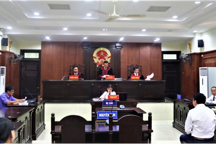 Đang xét xử, bị đơn bỏ về giữa chừng: Có phải hoãn phiên tòa?