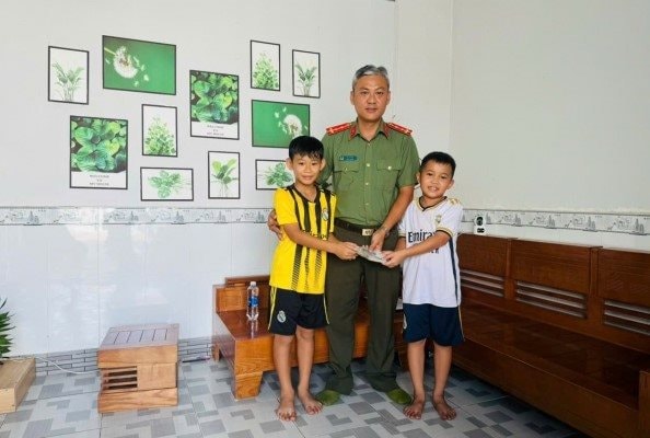 Học sinh tiểu học nhặt của rơi, trả lại cho người đánh mất