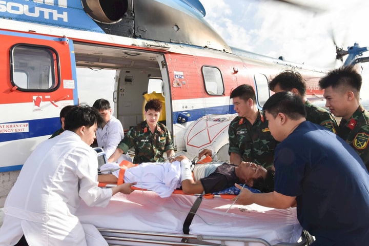Xuyên đêm cấp cứu ngư dân gặp nạn từ Trường Sa