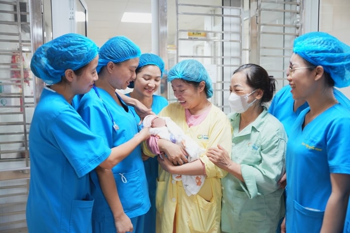 Bé gái 600 gram và hành trình 86 ngày giành lại sự sống