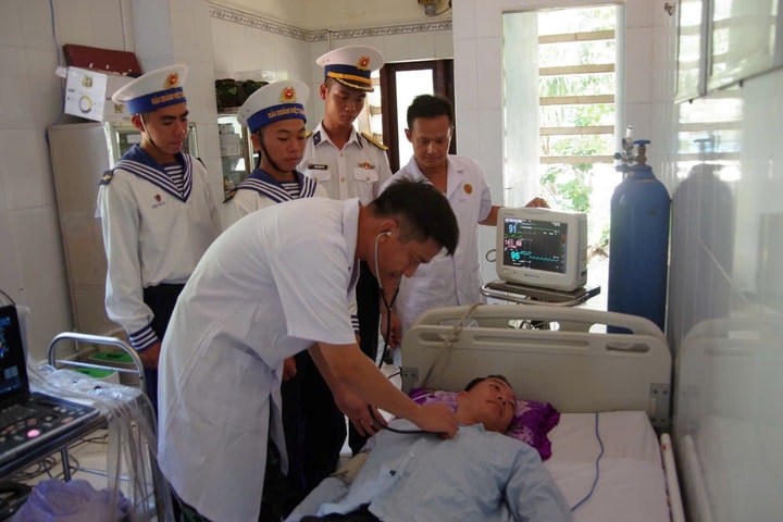 Trung tâm Y tế Trường Sa điều trị cho ngư dân bị bệnh trên biển