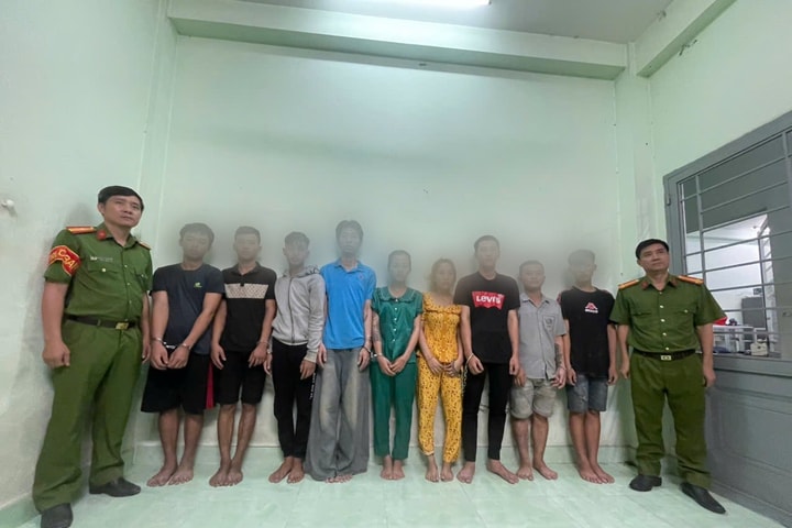 Bắt nhóm đối tượng chuyên cướp điện thoại của người dân