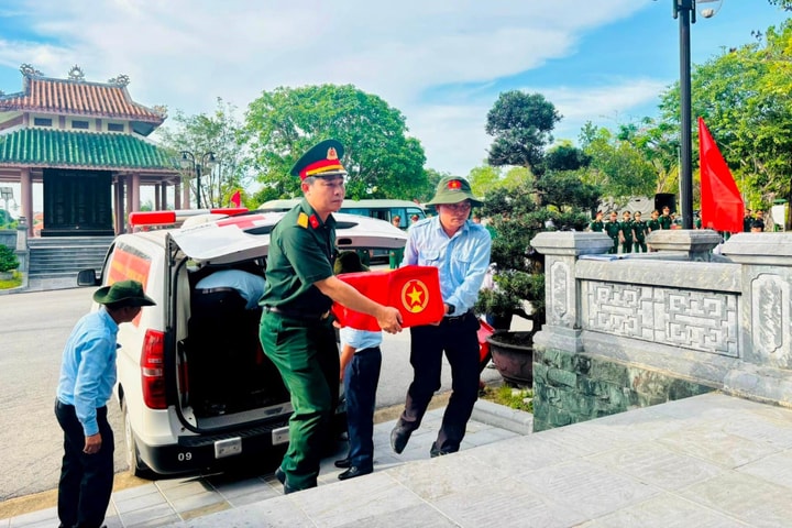 Huế đón các liệt sĩ quân tình nguyện hy sinh tại Lào trở về