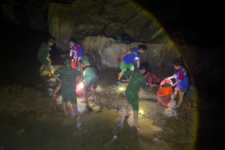 Bộ đội Biên phòng hỗ trợ khắc phục hậu quả mưa lũ tại động Ngườm Ngao