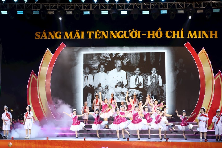 Rực rỡ đêm nghệ thuật “Sáng mãi tên Người - Hồ Chí Minh” kỷ niệm 136 năm Ngày sinh Bác Hồ