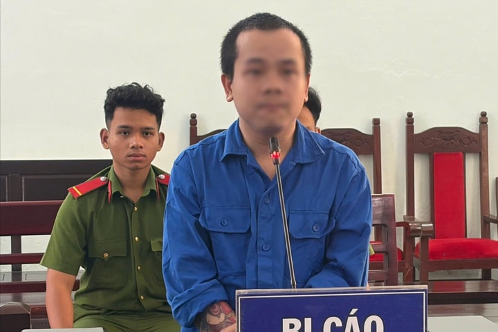 Vào trường học cưỡng đoạt tài sản