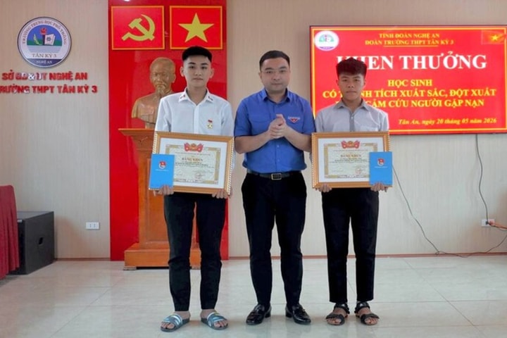 Tặng Huy hiệu “Tuổi trẻ dũng cảm” cho hai học sinh quên mình cứu người