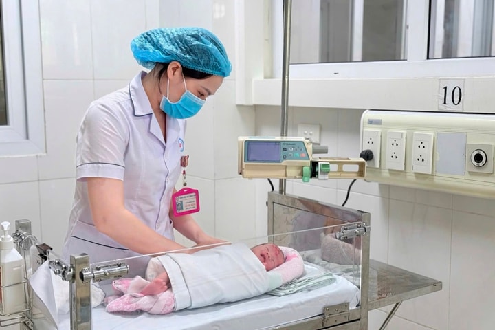 Giành giật sự sống cho bệnh nhi 1 ngày tuổi