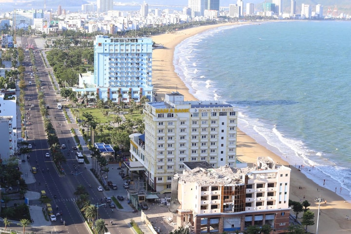 Cận cảnh tháo dỡ khách sạn Bình Dương ven biển Quy Nhơn để làm công viên cộng đồng