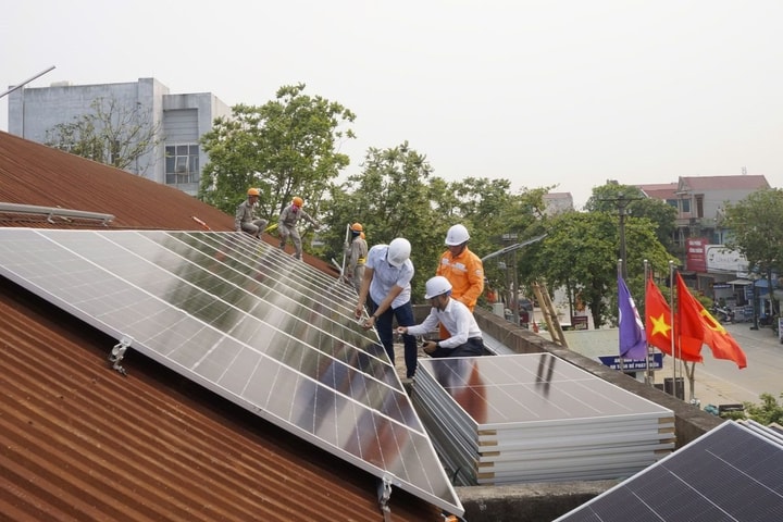 Công sở, trường học, nhà dân được khuyến khích lắp điện mặt trời mái nhà