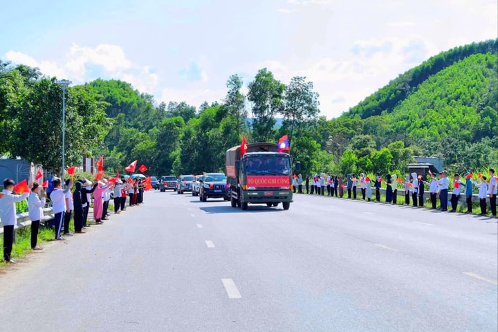 Trang trọng đón 9 hài cốt liệt sĩ hy sinh tại Lào về nước