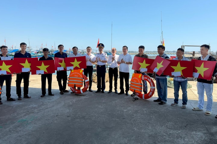 Cảnh sát biển vùng 2 tiếp sức ngư dân Thuận An vững tin vươn khơi