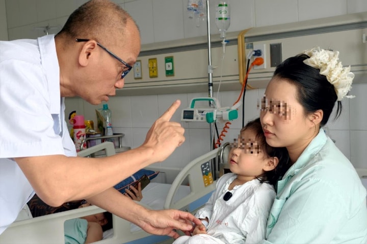 Vừa ăn vừa chạy chơi, bé gái bị que xiên thịt đâm sâu vào hốc mắt