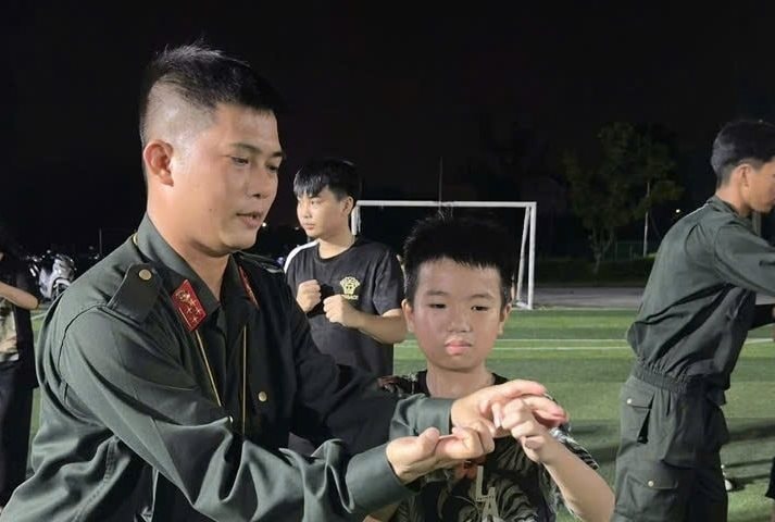 Cảnh sát cơ động mở lớp võ thuật miễn phí cho học sinh dịp hè