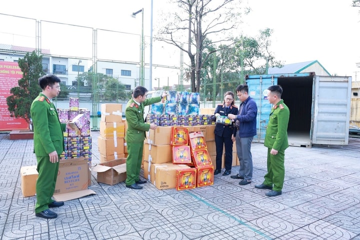 Truy tố 4 bị can buôn bán, vận chuyển hơn 1,5 tấn pháo nổ