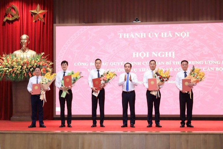 Công bố các Quyết định của Ban Bí thư và Ban Thường vụ Thành ủy Hà Nội về công tác cán bộ