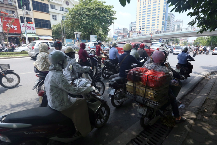Dừng xe không đúng vị trí để tránh nắng bị xử phạt bao nhiêu?