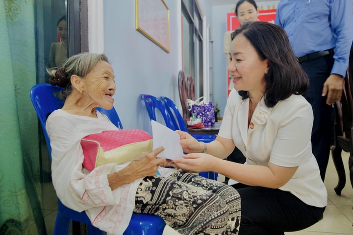 Uỷ ban MTTQ TP.HCM thăm Hội người Việt tại Viêng Chăn, trao quà an sinh