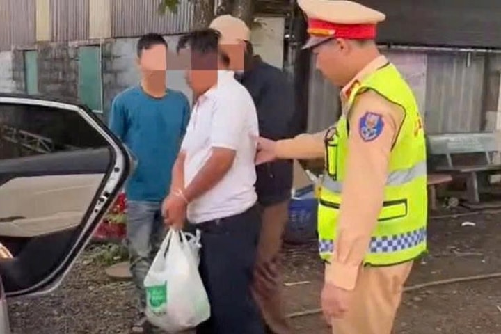CSGT đưa người đàn ông mắc bệnh tâm thần trở lại bệnh viện trong đêm