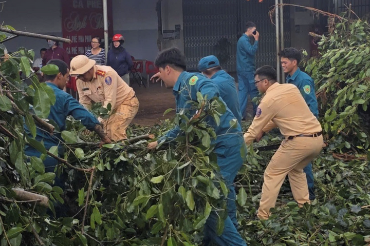 Hỗ trợ người dân khắc phục hậu quả mưa dông