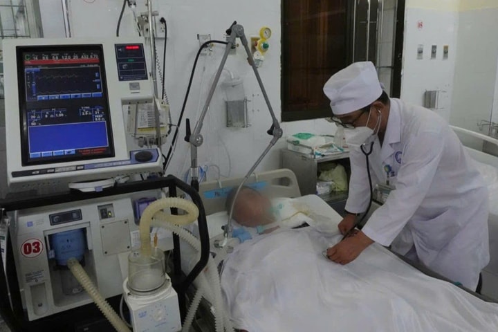 1 người chết, 2 người nguy kịch nghi do ngộ độc rượu