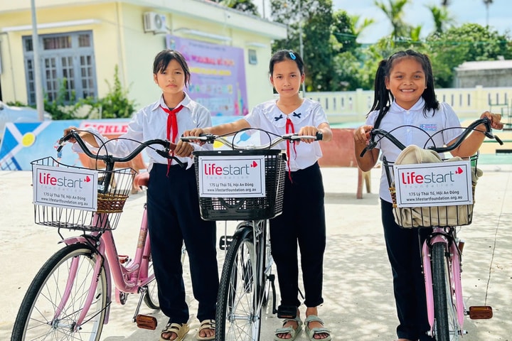 Trao 50 xe đạp cho học sinh nghèo vùng cao
