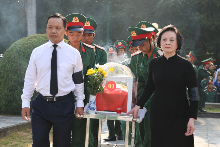 Phó Thủ tướng Phạm Thị Thanh Trà dự lễ an táng 9 hài cốt liệt sĩ tại Điện Biên